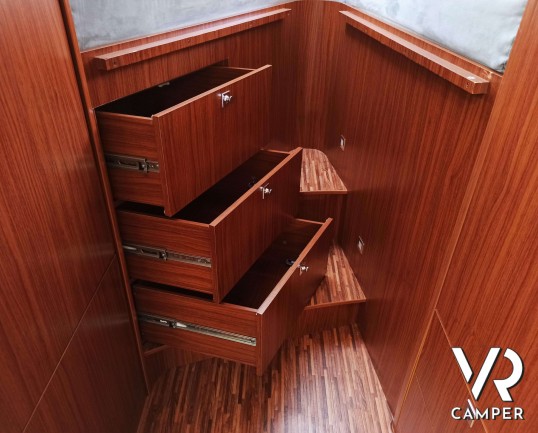 Hymer S 830: camper motorhome 4 posti letto, con veranda elettrica. Per patente C. Su Mercedes-Benz 184 CV. In vendita da VR Camper a Druento - Torino.