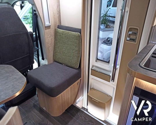 Laika Ecovip L 2009 - Camper semintegrale con letti gemelli trasformabili e basculante elettrico. In Vendita da VR Camper a Torino.