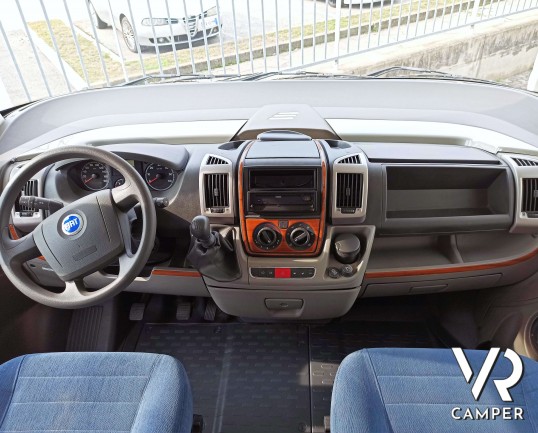 Hymer B 544 SL, camper motorhome 4 posti letto, su Ducato 3.000. Dotato di Veranda, portabici, porta moto, portapacchi, antenna satellitare. Da VR Camper a Torino