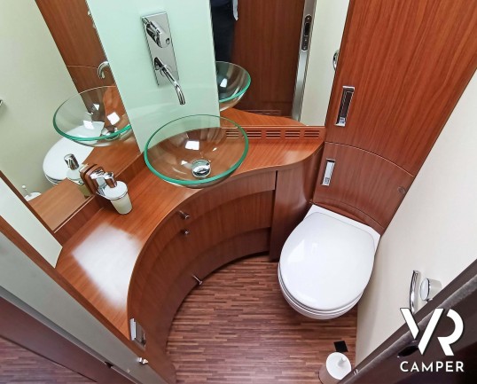 Hymer S 830: camper motorhome 4 posti letto, con veranda elettrica. Per patente C. Su Mercedes-Benz 184 CV. In vendita da VR Camper a Druento - Torino.