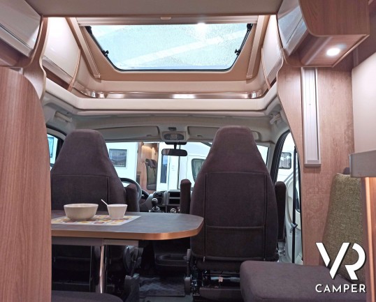 Laika Ecovip L 2009 - Camper semintegrale con letti gemelli trasformabili e basculante elettrico. In Vendita da VR Camper a Torino.