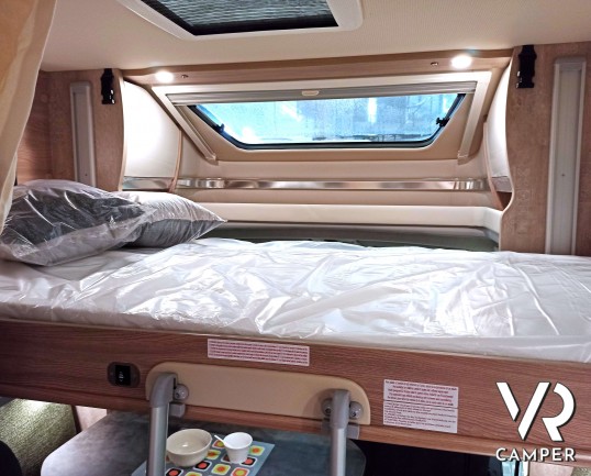 Laika Ecovip L 2009 - Camper semintegrale con letti gemelli trasformabili e basculante elettrico. In Vendita da VR Camper a Torino.