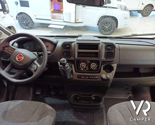 Laika Ecovip L 2009 - Camper semintegrale con letti gemelli trasformabili e basculante elettrico. In Vendita da VR Camper a Torino.