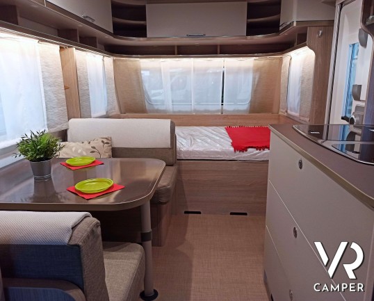 Burstner Premio 495 TK. Tutti i vantaggi della caravan in un interessante rapporto prezzo-dotazioni. Con letto matrimoniale e letti a castello. Da VR Camper a Torino