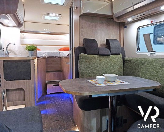 Laika Ecovip L 2009 - Camper semintegrale con letti gemelli trasformabili e basculante elettrico. In Vendita da VR Camper a Torino.