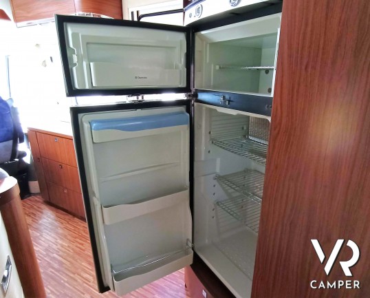 Hymer S 830: camper motorhome 4 posti letto, con veranda elettrica. Per patente C. Su Mercedes-Benz 184 CV. In vendita da VR Camper a Druento - Torino.