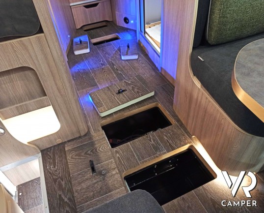 Laika Ecovip L 2009 - Camper semintegrale con letti gemelli trasformabili e basculante elettrico. In Vendita da VR Camper a Torino.