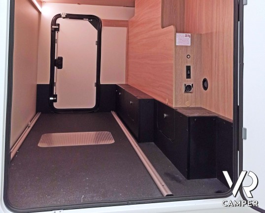 Laika Ecovip L 2009 - Camper semintegrale con letti gemelli trasformabili e basculante elettrico. In Vendita da VR Camper a Torino.