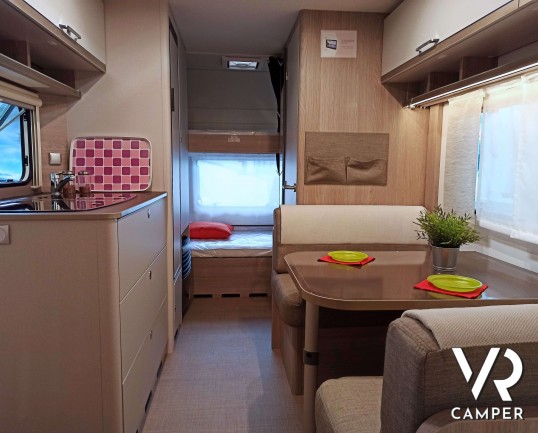 Burstner Premio 495 TK. Tutti i vantaggi della caravan in un interessante rapporto prezzo-dotazioni. Con letto matrimoniale e letti a castello. Da VR Camper a Torino