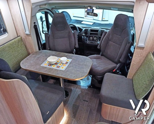 Laika Ecovip L 2009 - Camper semintegrale con letti gemelli trasformabili e basculante elettrico. In Vendita da VR Camper a Torino.