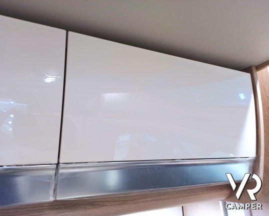 Laika Ecovip L 2009 - Camper semintegrale con letti gemelli trasformabili e basculante elettrico. In Vendita da VR Camper a Torino.