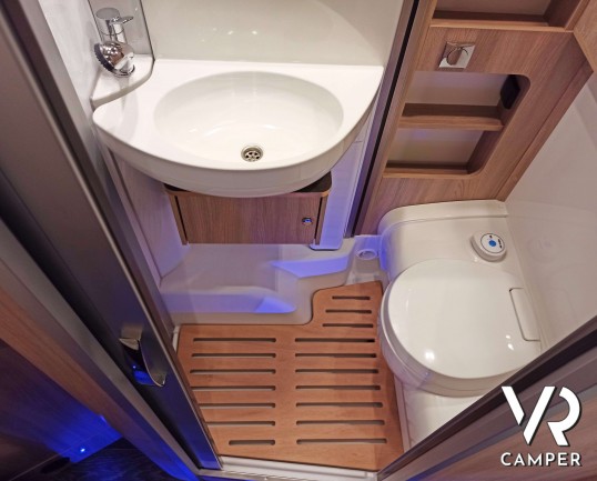 Laika Ecovip L 2009 - Camper semintegrale con letti gemelli trasformabili e basculante elettrico. In Vendita da VR Camper a Torino.