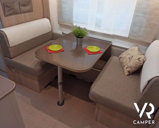 Burstner Premio 495 TK. Tutti i vantaggi della caravan in un interessante rapporto prezzo-dotazioni. Con letto matrimoniale e letti a castello. Da VR Camper a Torino