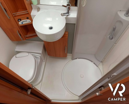 Hymer B 544 SL, camper motorhome 4 posti letto, su Ducato 3.000. Dotato di Veranda, portabici, porta moto, portapacchi, antenna satellitare. Da VR Camper a Torino