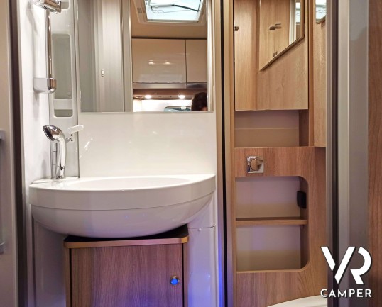 Laika Ecovip L 2009 - Camper semintegrale con letti gemelli trasformabili e basculante elettrico. In Vendita da VR Camper a Torino.