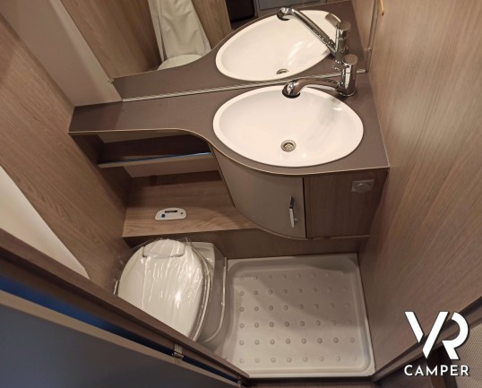 Burstner Premio 495 TK. Tutti i vantaggi della caravan in un interessante rapporto prezzo-dotazioni. Con letto matrimoniale e letti a castello. Da VR Camper a Torino