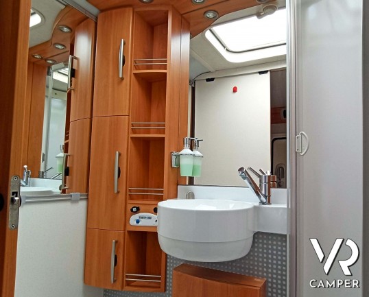 Hymer B 544 SL, camper motorhome 4 posti letto, su Ducato 3.000. Dotato di Veranda, portabici, porta moto, portapacchi, antenna satellitare. Da VR Camper a Torino