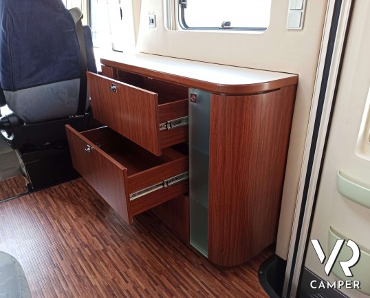 Hymer S 830: camper motorhome 4 posti letto, con veranda elettrica. Per patente C. Su Mercedes-Benz 184 CV. In vendita da VR Camper a Druento - Torino.