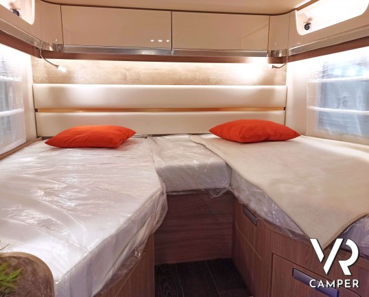 Laika Ecovip L 2009 - Camper semintegrale con letti gemelli trasformabili e basculante elettrico. In Vendita da VR Camper a Torino.