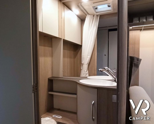 Burstner Premio 495 TK. Tutti i vantaggi della caravan in un interessante rapporto prezzo-dotazioni. Con letto matrimoniale e letti a castello. Da VR Camper a Torino