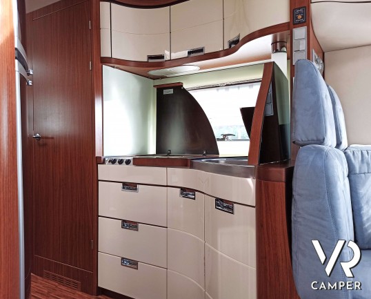 Hymer S 830: camper motorhome 4 posti letto, con veranda elettrica. Per patente C. Su Mercedes-Benz 184 CV. In vendita da VR Camper a Druento - Torino.