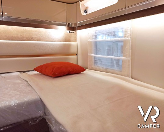 Laika Ecovip L 2009 - Camper semintegrale con letti gemelli trasformabili e basculante elettrico. In Vendita da VR Camper a Torino.