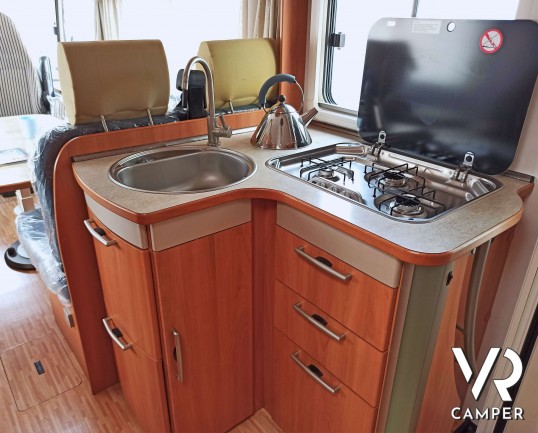 Hymer B 544 SL, camper motorhome 4 posti letto, su Ducato 3.000. Dotato di Veranda, portabici, porta moto, portapacchi, antenna satellitare. Da VR Camper a Torino