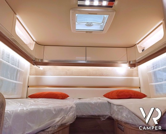 Laika Ecovip L 2009 - Camper semintegrale con letti gemelli trasformabili e basculante elettrico. In Vendita da VR Camper a Torino.