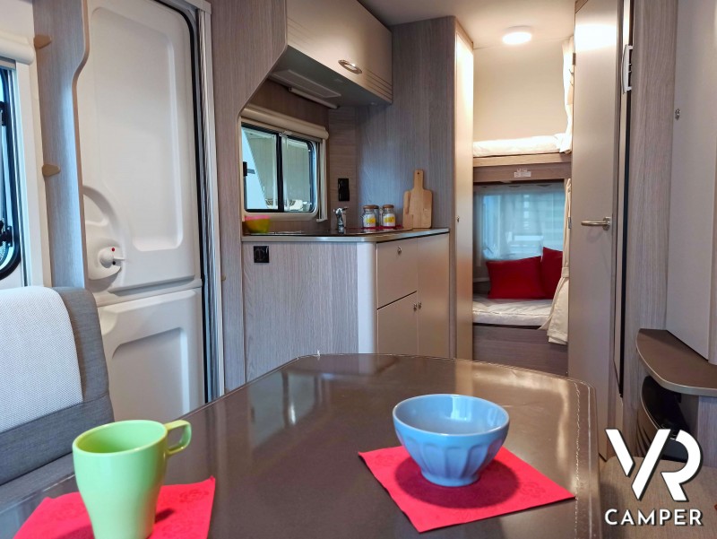 Burstner Premio Life 415 TK, interno con cucina e letti a castello