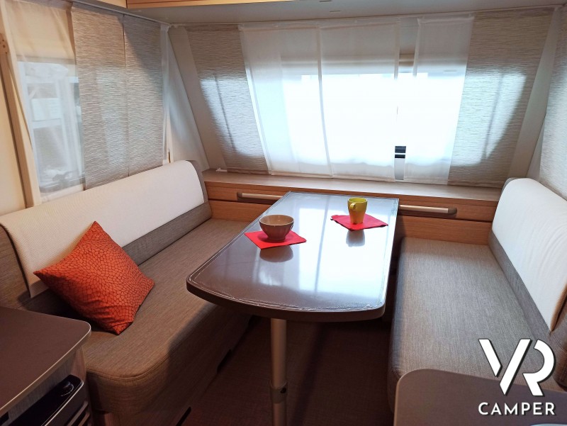 Burstner Premio Life 415 TK, Dinette con divanetti e tavolino