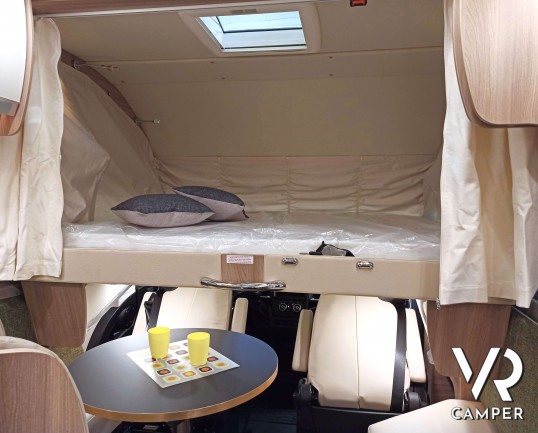 Letto basculante sopra la dinette