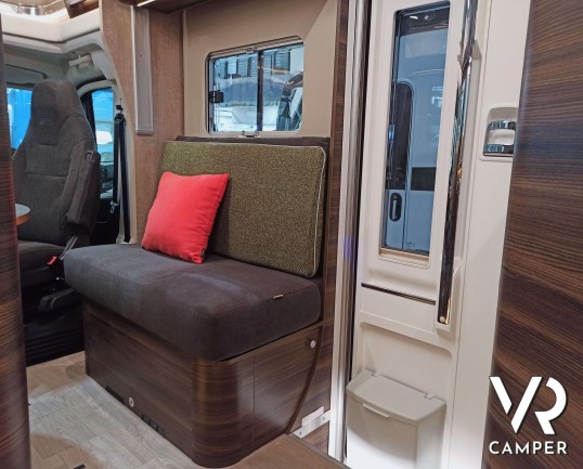 Laika Ecovip L 3010, porta ingresso e divanetto