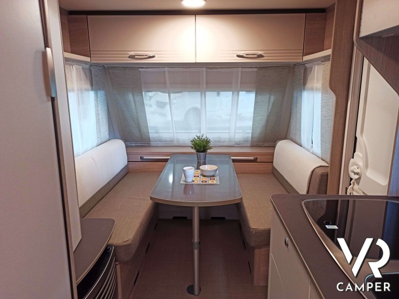 Burstner Premio Life 415 TK, dinette con tavolo e dinavetti