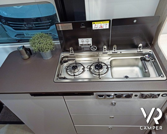 Piano cottura con fornello e lavandino