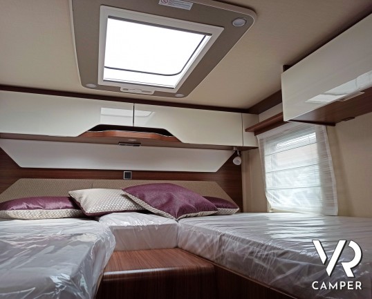 Oblò sopra i letti gemelli