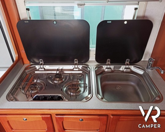 Piano cottura con fornello e lavandino