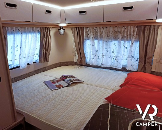 Letto matrimoniale con finestre