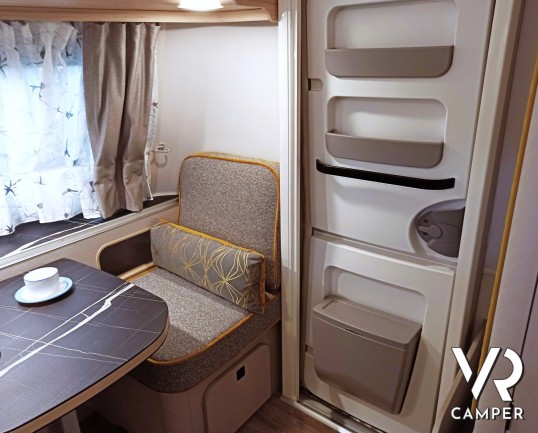 Porta d'ingresso con divanetto