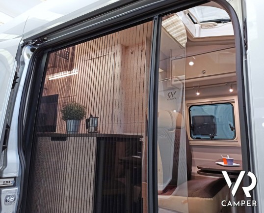 Porta d'ingresso con zanzariera