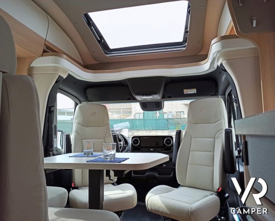 Hymer BMC-T 580, oblò sopra la dinette