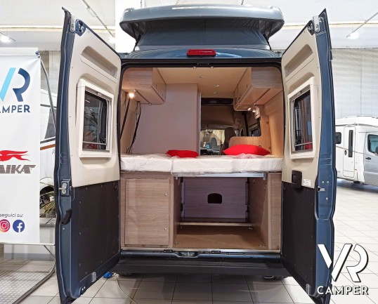 Portellone posteriore aperto con letto matrimoniale