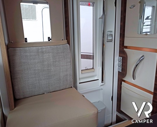 Laika Ecovip L 4009 - Porta d'ingresso e divanetto