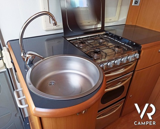 Piano cottura con fornello e lavandino