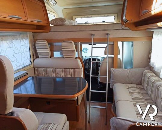 Zona giorno con scaletta per letto mansardato