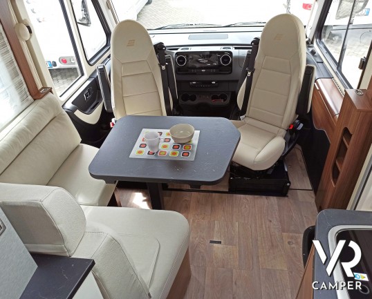 Dinette con tavolino centrale