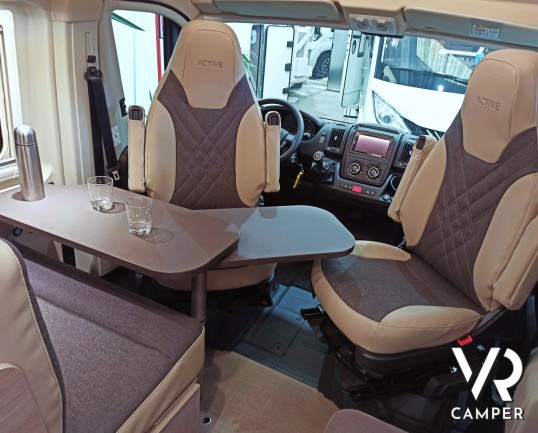 Dinette con tavolo aperto a petalo