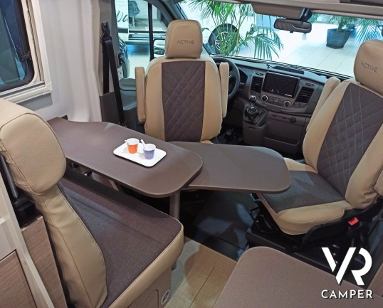 Dinette con tavolino aperto a petalo