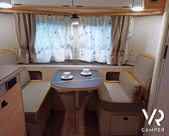 Dinette con tavolino e divanetti