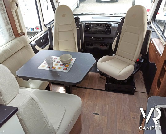 Dinette con tavolino laterale