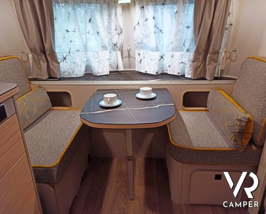 Dinette con tavolino e divanetti